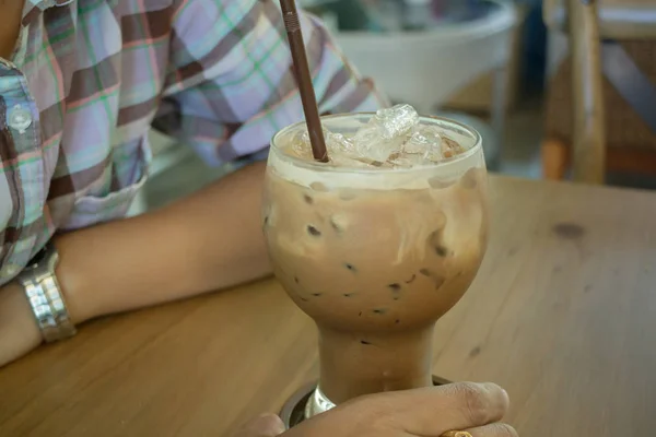Ruku na ledové mléko káva — Stock fotografie