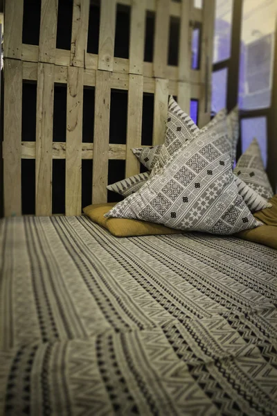 Travesseiros artesanais configuração no canto relaxar — Fotografia de Stock