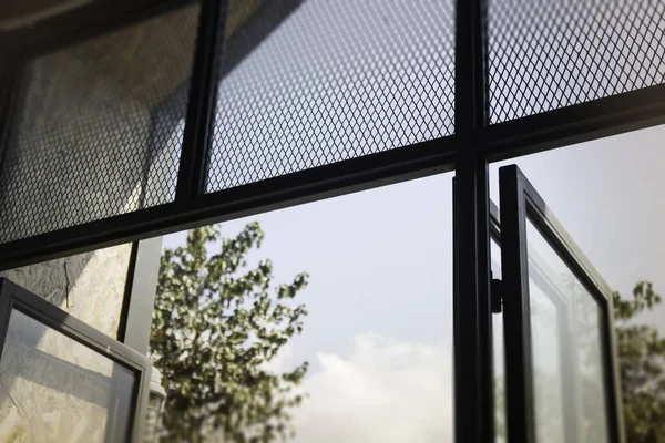 Современное лофт окно с естественным видом на улицу — стоковое фото