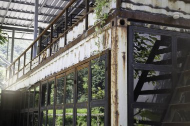 Yıpranmış paslı çelik açık konteyner