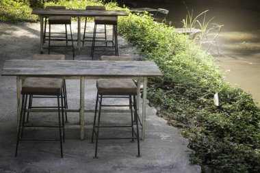 Yıpranmış eski açık havada masa ve sandalye seti