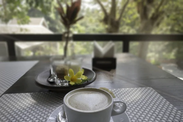 Café con leche caliente en la mesa de madera balcón —  Fotos de Stock