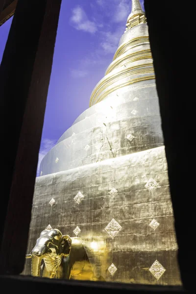 Fönsterramen av Wat Phra Singh-templet Chiang Mai Thailand — Stockfoto