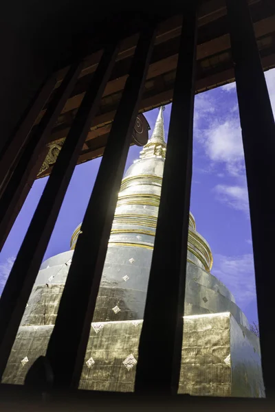 A Wat Phra Singh templom Chiang Mai Thaiföld ablakkeret — Stock Fotó