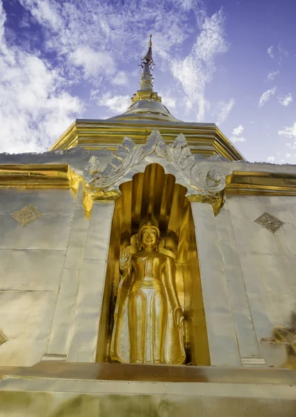 Buddha S tatue v chrámu Phra Singh, Chiang Mai, Thajsko — Stock fotografie