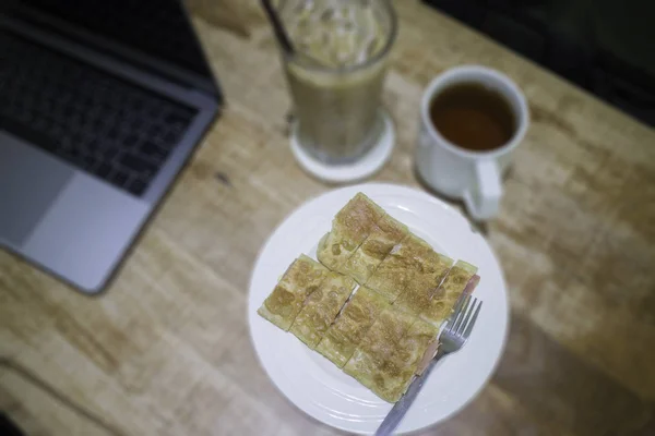 Comida fácil en hora de trabajo con bebida de café y roti frito —  Fotos de Stock