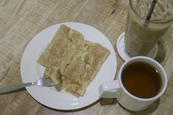 Desayuno conjunto de bebida de café y queso de jamón frito roti —  Fotos de Stock