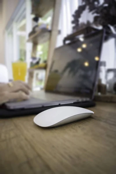 Mulher com laptop e suco de laranja na mesa — Fotografia de Stock