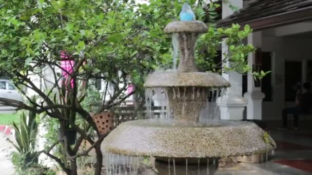 Fuente Jardín Tres Niveles Que Fluye Con Agua Vídeo Stock — Vídeo de stock