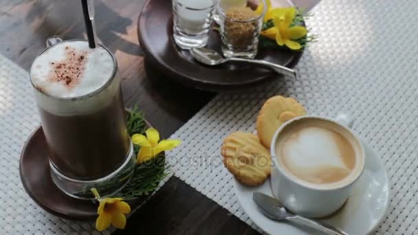 早餐时间为咖啡和曲奇饼 股票录影 — 图库视频影像