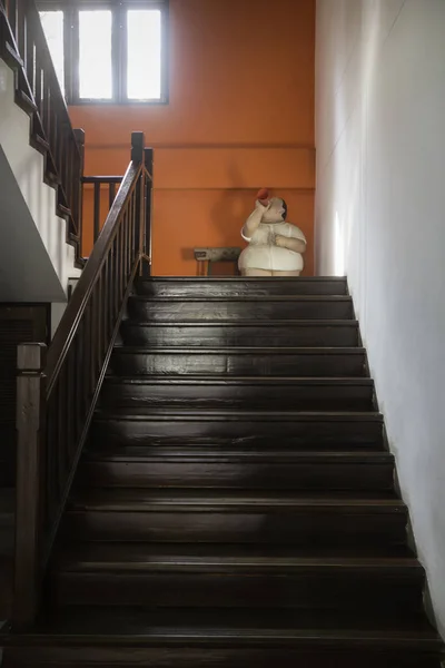 窓の光で茶色の木製の階段 — ストック写真