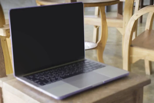 Laptop metal cinza moderno na mesa de madeira — Fotografia de Stock