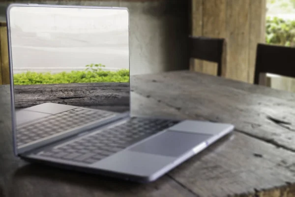 Laptop metal cinza moderno na mesa de madeira — Fotografia de Stock