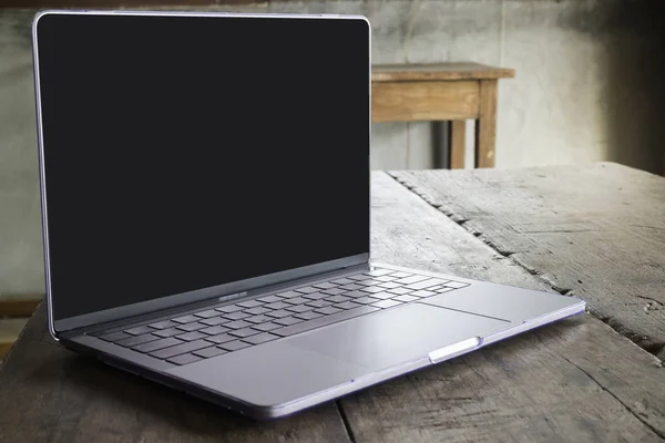 Laptop metal cinza moderno na mesa de madeira — Fotografia de Stock