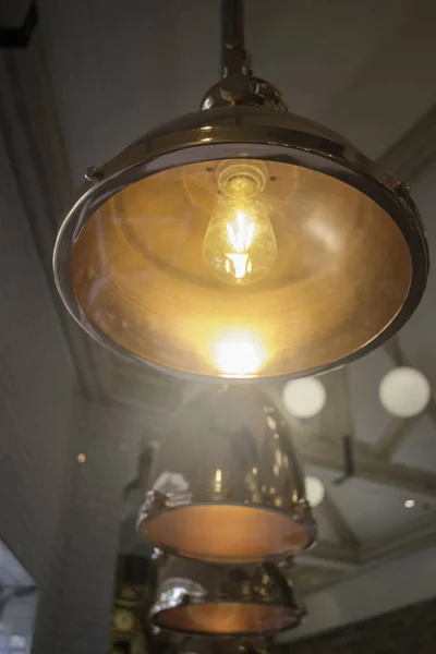 Elegante lampada a sospensione in rame — Foto Stock