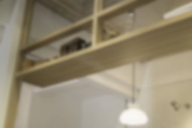 Ahşap raflar ve asılı ışık lambası