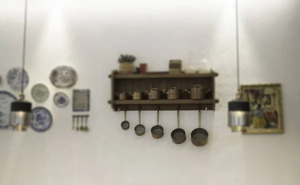 부엌 기구를 매달아 놓은 부엌 선반 — 스톡 사진