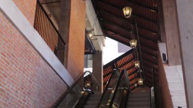  Yürüyen merdiven yukarı ve aşağı Alışveriş Merkezi, stok video