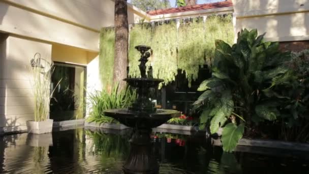 Dreistöckiger Gartenbrunnen Der Mit Wasser Fließt Archivvideo — Stockvideo