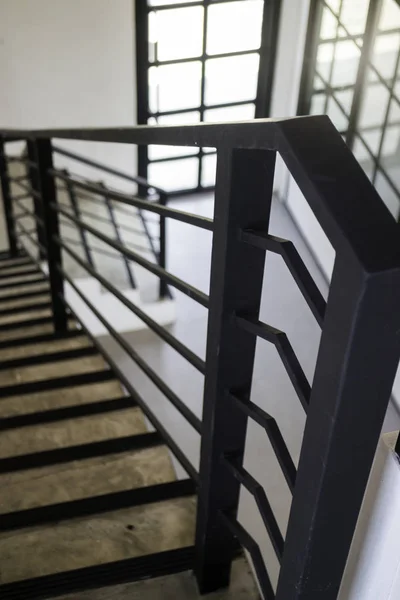 Escalera de acero negro de nuevo apartamento — Foto de Stock