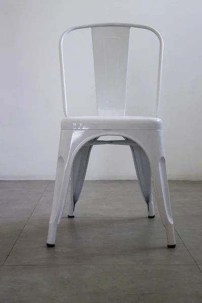 Λευκή καρέκλα χάλυβα σε λευκό δωμάτιο — Φωτογραφία Αρχείου