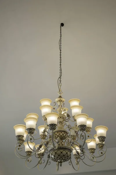 Vintage chandelier light bulb in dark room — Stock Photo, Image