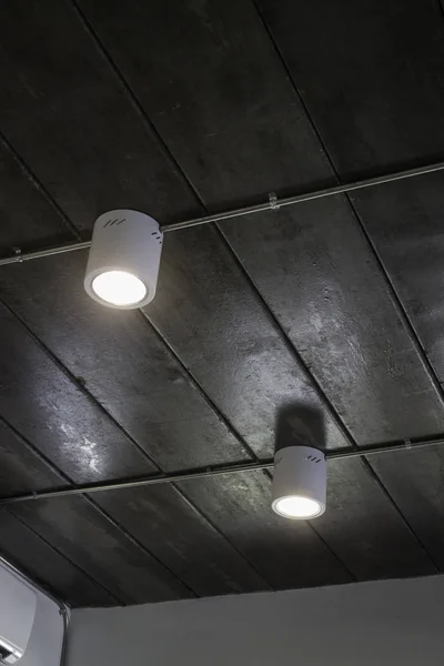 Energieeffiziente Glühbirne an der Decke — Stockfoto