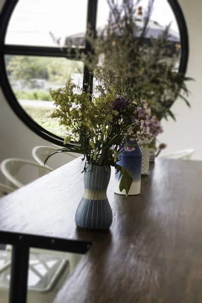 Schöne Blumenvase auf Holztisch dekoriert — Stockfoto