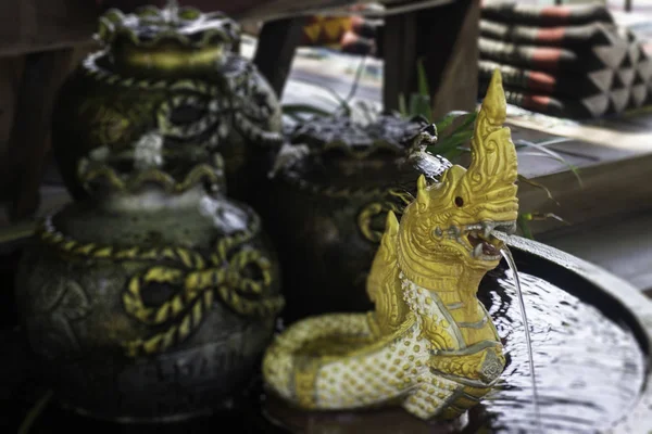 Mini escultura Naga em tigela de jardim — Fotografia de Stock