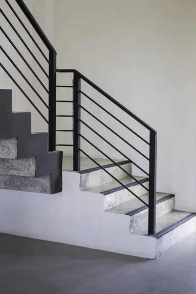 Schwarze Stahltreppe der neuen Wohnung — Stockfoto