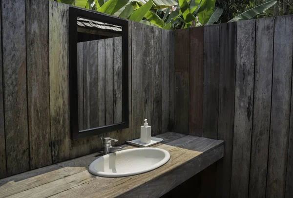 Salle de bain extérieure avec jardin tropical — Photo