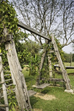 Alanında açık ahşap salıncak