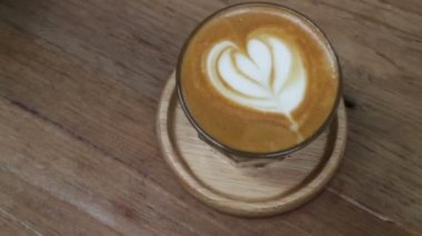 Piccolo sütlü latte sanat ile kahve bir fincan stok görüntüleri