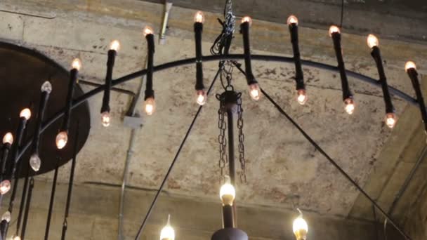 Lampadine Retrò Classiche Decorate Nel Soffitto Della Stanza Del Soppalco — Video Stock