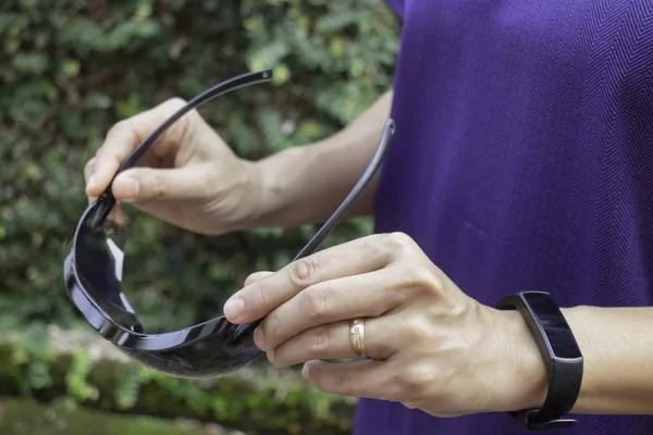 Concepto de estilo de vida saludable mujer que usa pulsera de rastreador deportivo — Foto de Stock