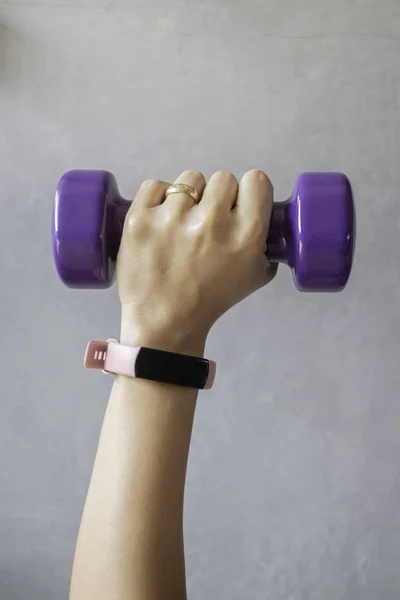 佩戴运动跟踪腕带的女性健康生活方式概念 — 图库照片
