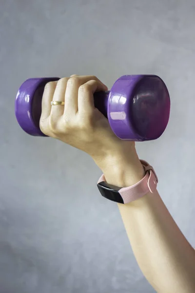 佩戴运动跟踪腕带的女性健康生活方式概念 — 图库照片
