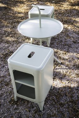 Basit mobilya setiyle en az kafeterya dış dekorasyonu