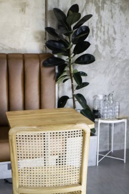 Basit mobilya setiyle minimal kafe dekorasyonu