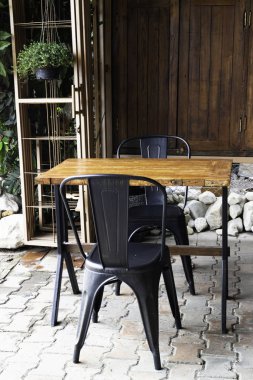 Basit mobilya setiyle en az kafeterya dış dekorasyonu