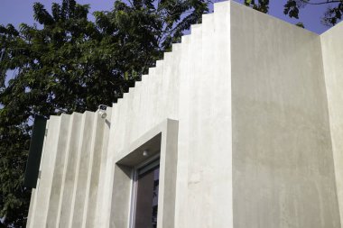 Yaz gününde dış tasarım çatı katı binası
