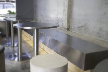 Modern mobilya setiyle minimal kafe dekorasyonu