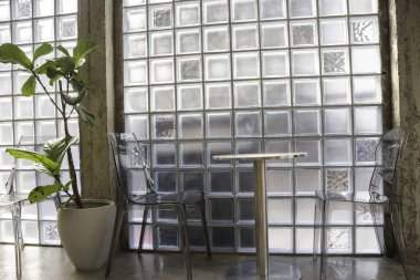 Modern mobilya setiyle minimal kafe dekorasyonu