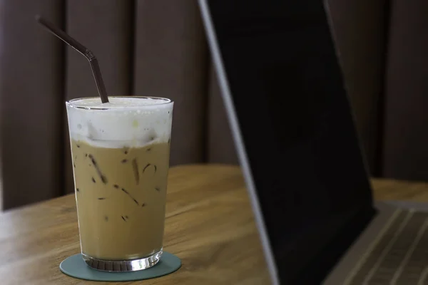 Glas mjölk kaffe dryck på träbord — Stockfoto