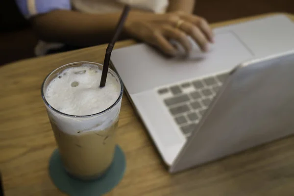 Vaso de leche bebida de café en la mesa de madera —  Fotos de Stock