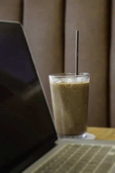 Bicchiere di bevanda di caffè di latte su tavolo di legno — Foto Stock