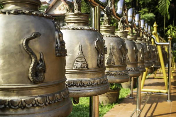 Powiesił wiele dzwonów w tajskiej świątyni publicznej — Zdjęcie stockowe