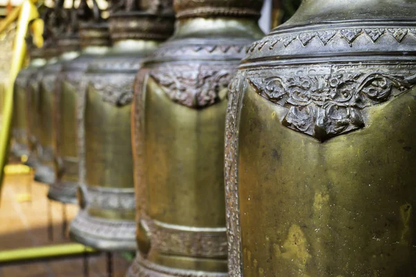 Pověsil mnoho zvonků v thajském veřejném chrámu — Stock fotografie