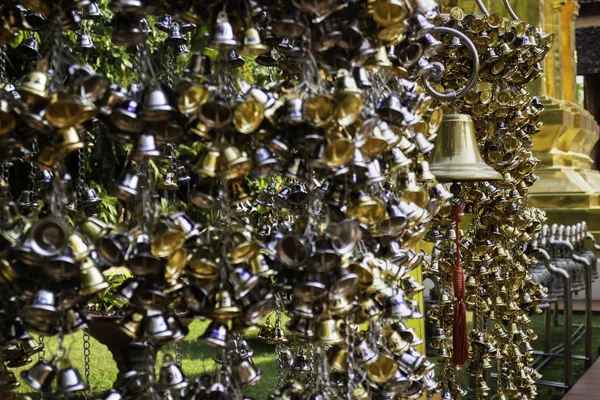 Colgaron muchas campanas en el templo público tailandés —  Fotos de Stock