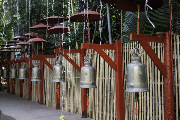 Colgaron muchas campanas en el templo público tailandés —  Fotos de Stock